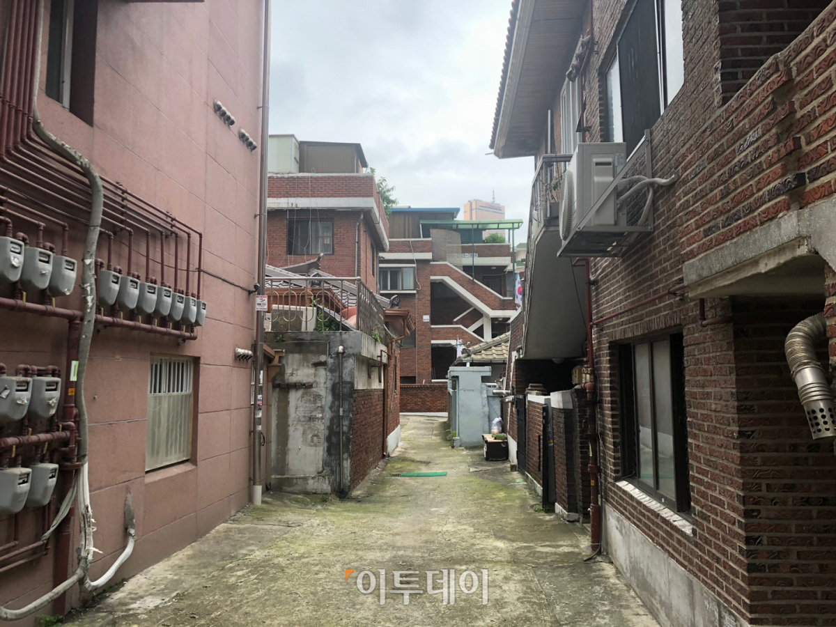 ▲서울 동작구의 반지하 가구가 많은 한 주택가. 이곳 주민들은 비가 내릴 때 밤 잠을 이루지 못하는 날이 많다고 전했다. (홍인석 기자 mystic@)