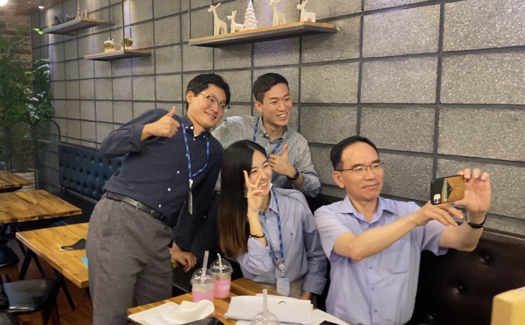 ▲포스코인터내셔널 임직원들이 리버스 멘토링 중 사진을 찍고 있다. (사진제공=포스코인터내셔널)