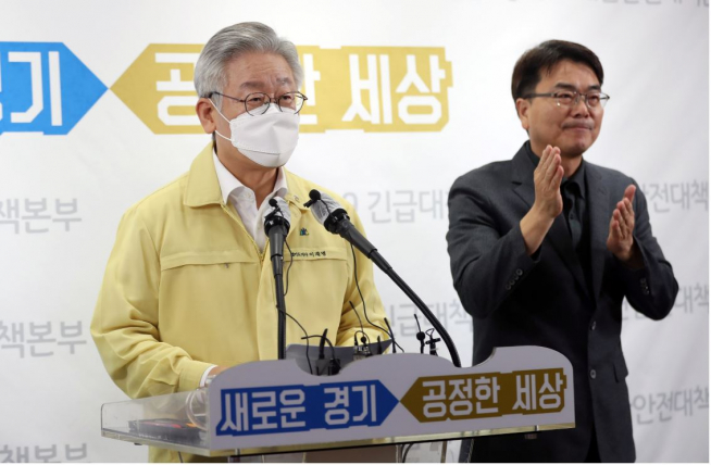 ▲이재명 경기지사가 14일 오후 경기 수원시 경기도청 브리핑룸에서 기자회견을 열고 코로나19 확산에 도내 모든 종교시설에 대해 2주간 집합제한 행정명령을 내린다고 밝히고 있다. 연합뉴스 