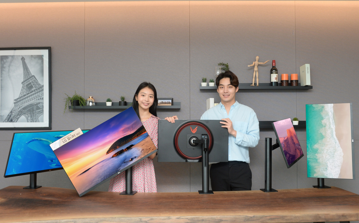 ▲모델이 공간 활용도는 물론 사용자 편의성까지 대폭 강화한 ‘360’ 모니터 시리즈를 소개하고 있다. 360 시리즈는 마치 로봇의 팔을 연상시키는 다관절 힌지 구조를 적용해 모니터 화면의 위치를 자유롭게 조절할 수 있다. (사진제공=LG전자)
