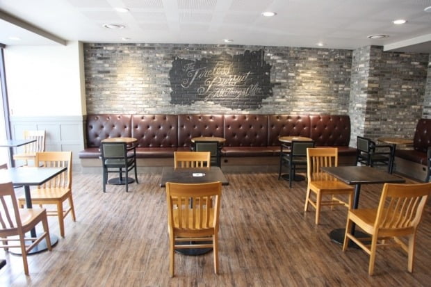 ▲코로나19 재확산으로 사회적 거리두기가 강화되자 스타벅스코리아는 16일부터 서울·경기 지역 모든 매장의 좌석을 30% 축소 운영하기로 했다. (사진제공=스타벅스코리아)