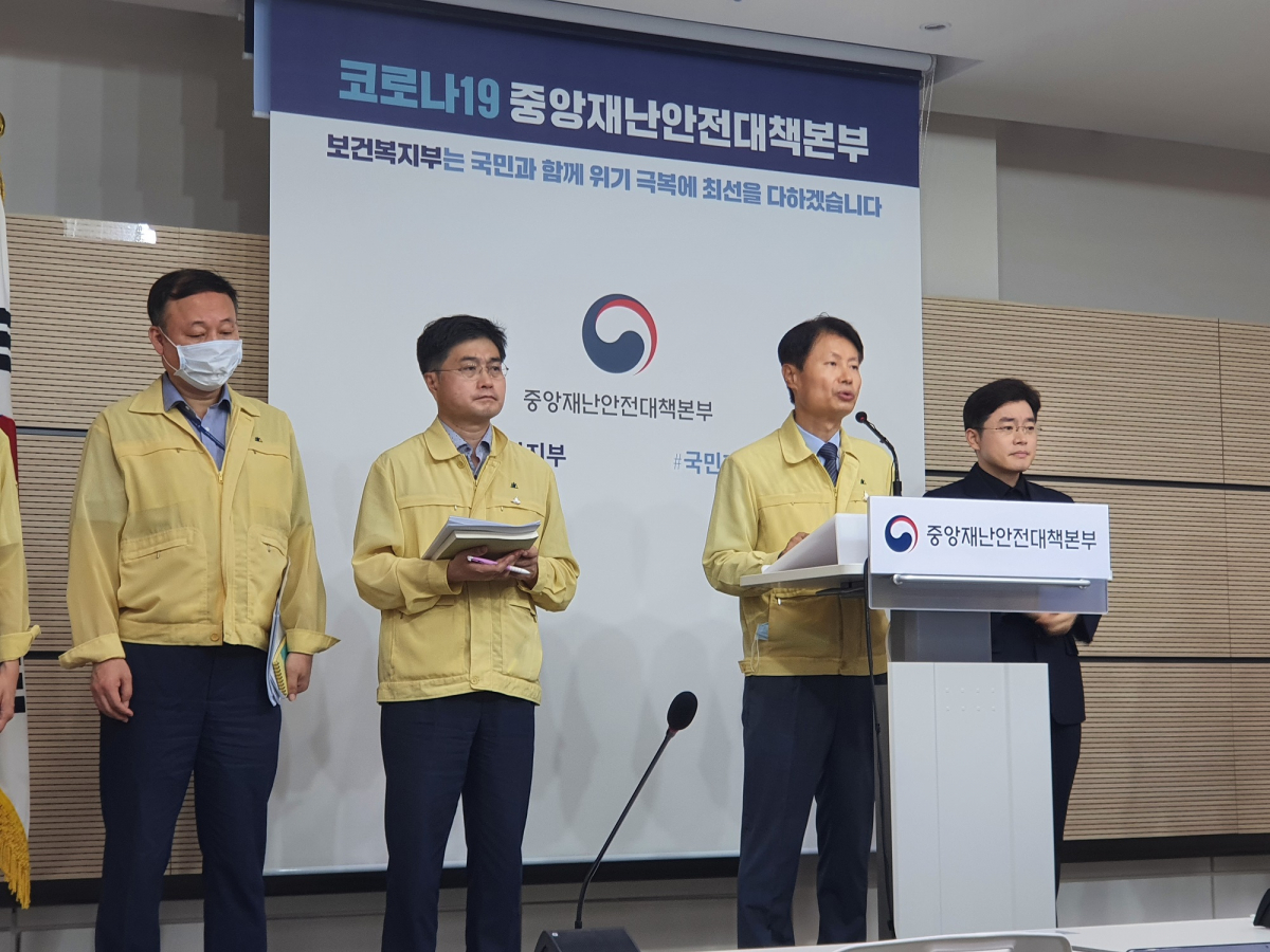 ▲김강립 신종 코로나바이러스 감염증(코로나19) 중앙재난안전대책본부(중대본) 1총괄조정관(보건복지부 차관)이 17일 정부세종청사에서 중대본 회의 결과를 브리핑하고 있다. (세종=김지영 기자)