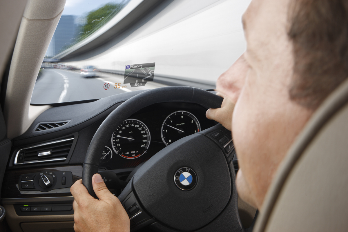 ▲앞유리에는 다양한 주행정보가 표시되면서 첨단 기술이 속속 도입되고 있다. 나아가 접합유리를 쓰는 덕에 생산원가 역시 다른 유리에 비해 비싸다. 다만 수요가 많은 만큼, 생산원가 대비 판매가격은 상대적으로 낮은 편이다. (출처=뉴스프레스UK)