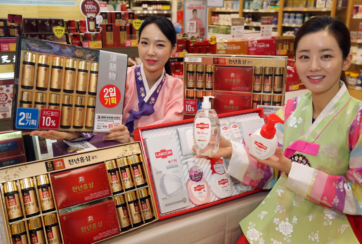 ▲이마트 성수점에서 모델들이 추석 건강ㆍ위생 선물세트를 소개하고 있다. (사진제공=이마트)