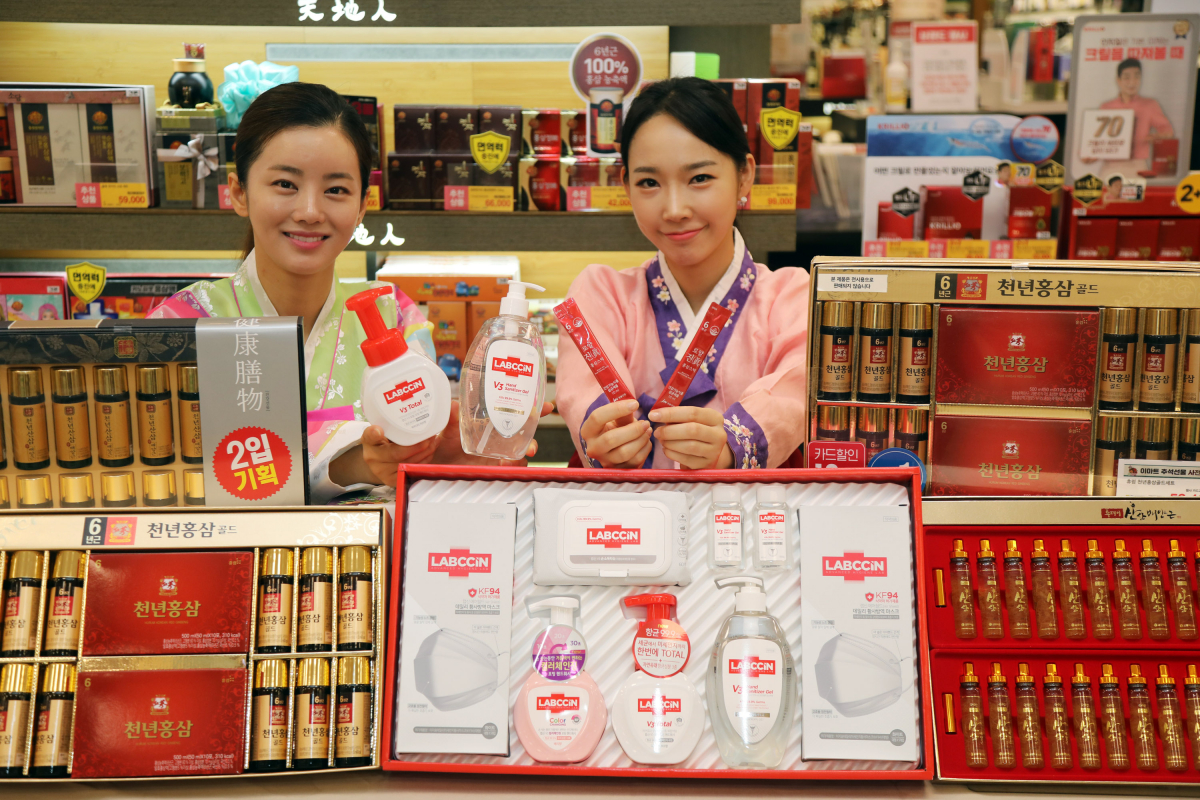 ▲이마트 성수점에서 모델들이 추석 건강ㆍ위생 선물세트를 소개하고 있다. 사진제공 이마트 (사진제공=이마트)