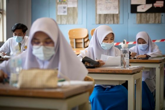 ▲지난 6월 24일 말레이시아 학생들이 마스크를 쓴 채 수업을 듣고 있다. (AP연합뉴스)