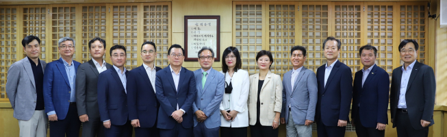 ▲(왼쪽부터) 이광열 위원, 오기원 위원, 남기봉 위원, 전용석 위원, 나철호 부회장, 김영식 회장, 장영철 위원장, 조연주 간사, 엄은숙 위원, 전생수 부위원장, 권장시 위원, 조정현 위원, 한은섭 위원. (사진제공=한공회)