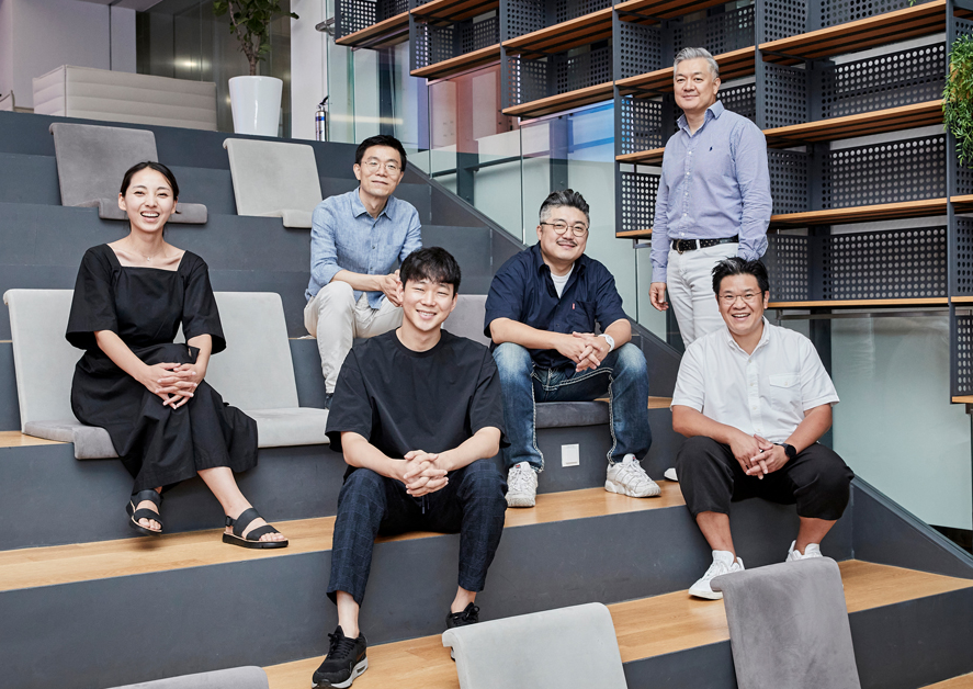 ▲갤럭시 버즈 라이브 디자인을 담당한 (왼쪽부터) 장민경·장용상·손상옥·최광하·방용석·김준하 디자이너 (사진제공=삼성전자 뉴스룸)