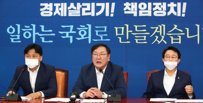 ▲더불어민주당 소속 모든 의원이 내달 급여 중 기본수당의 30%를 선공제해 수재의연금으로 기탁하기로 했다. (연합뉴스)