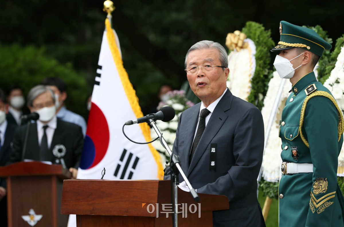 ▲김종인 미래통합당 비상대책위원장이 18일 국립 서울 현충원에서 열린 고(故) 김대중 전 대통령 추도식에 참석해 추도사를 하고 있다. (국회사진취재단)