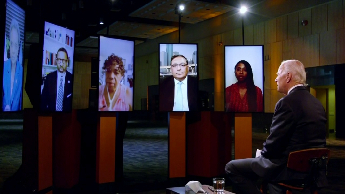 ▲) 미국 민주당 전당대회 첫날인 17일(현지시간) 대선후보 조 바이든 전 부통령이 델라웨어 주에서 화상을 통해 유권자들과 대화를 나누고 있다. 밀워키/로이터연합뉴스
