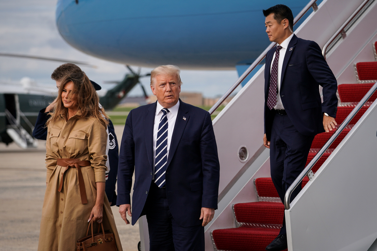 ▲도널드 트럼프(가운데) 미국 대통령이 부인 멜라니아 트럼프와 함께 주말 휴식을 마치고 16일(현지시간) 메릴랜드주의 앤드루스공군기지에 도착, 에어포스원에서 내려가고 있다. 메릴랜드/로이터연합뉴스