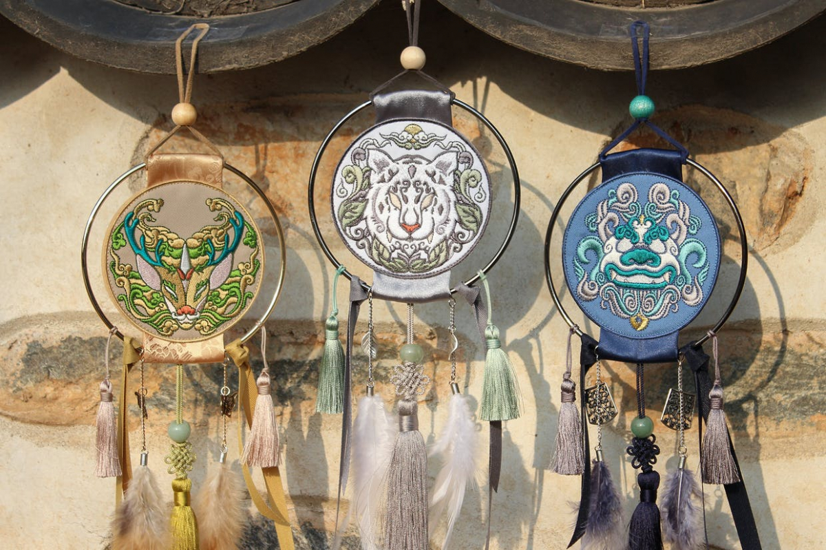 ▲옛 상상 속 동물 '천마'(왼쪽)와 '백호'(가운데), '해태'를 담은 '드림 캐처'다.  (사진제공=온고)