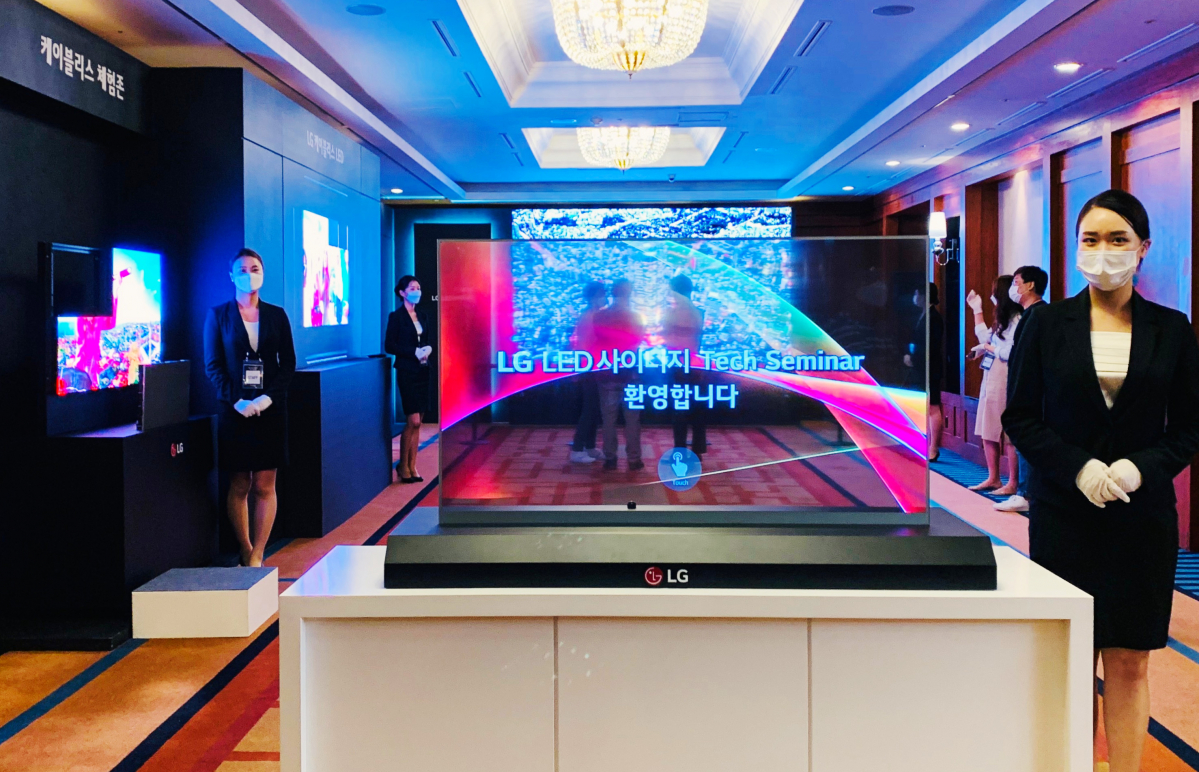 ▲LG전자가  행사장 내부에 마이크로 LED 사이니지, 케이블리스 콘셉트의 LED 사이니지, 투명 터치 OLED 사이니지 등 LG만의 차별화된 사이니지를 체험할 수 있는 공간을 마련했다. (사진제공=LG전자)