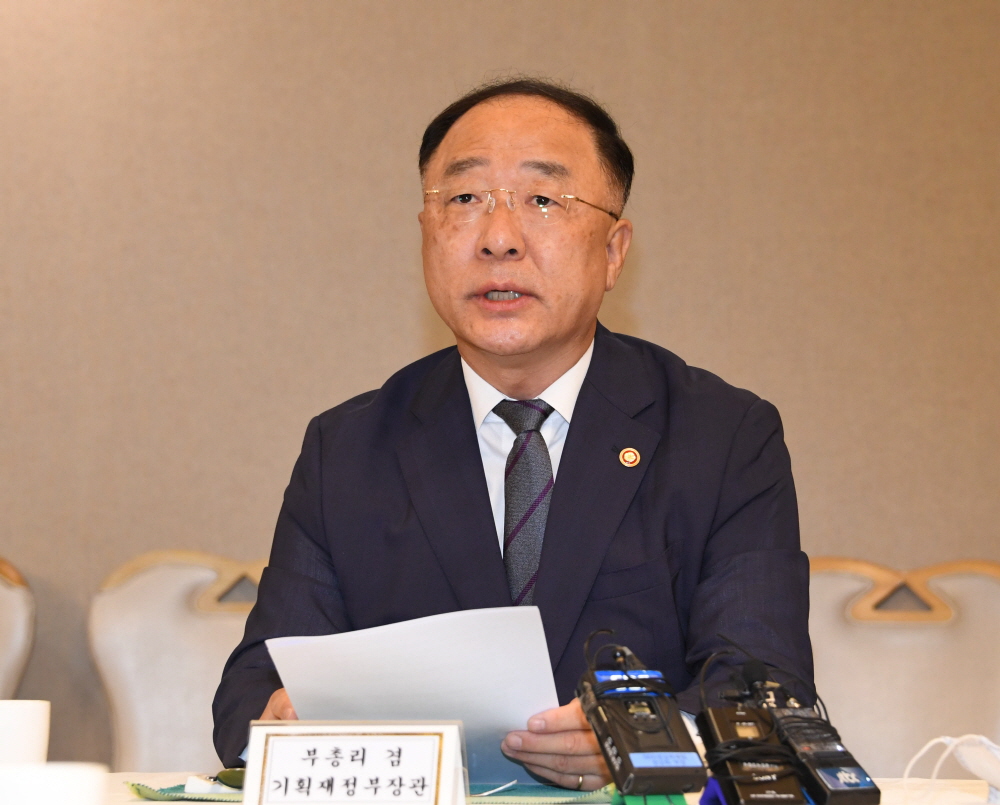 ▲홍남기 경제부총리 겸 기획재정부 장관이 19일 서울 광화문 정부서울청사에서 열린 '제3차 부동산시장 점검 관계장관회의'를 주재하고 있다. (사진제공=기획재정부)