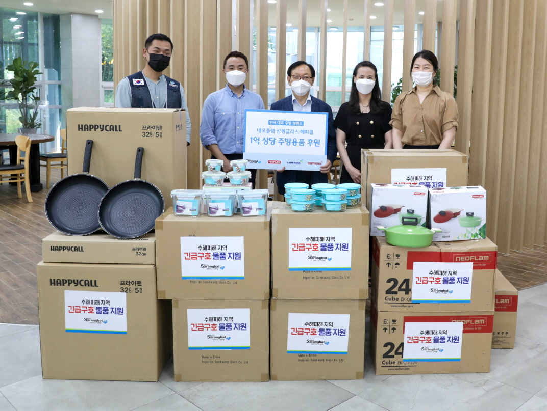 ▲이창현(왼쪽부터) 사랑밭 기획사업팀 담당, 김정호 해피콜 마케팅팀장, 노용삼 사랑밭 총괄이사, 서연우 삼광글라스 마케팅팀장, 김지나 네오플램 마케팅팀장 (사진제공=해피콜)