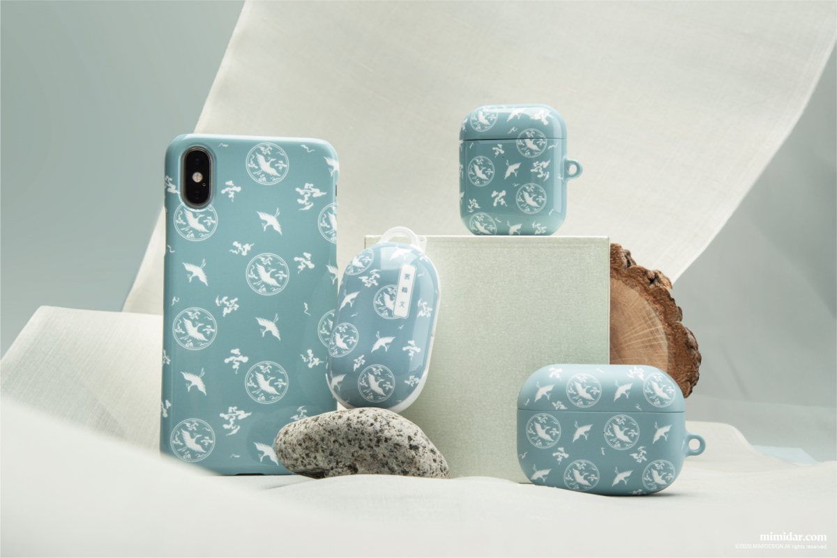 ▲'고려청자 케이스'는 고려청자의 진수라 손꼽히는 국보 68호 '청자상감운학문매병'에서 영감을 받아 제작됐다.  (사진제공=미미달)