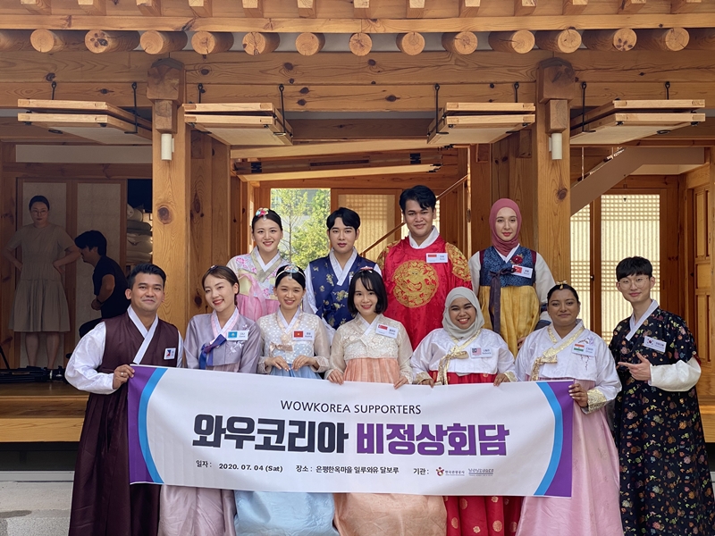 ▲지난달 4일 와우코리아 비정상회담이 은평 한옥마을을 방문한 모습. (사진제공=한국관광공사)