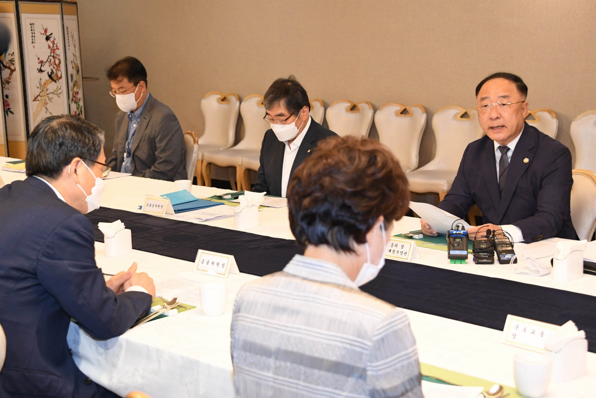 ▲홍남기 경제부총리 겸 기획재정부 장관이 19일 서울 광화문 정부서울청사에서 '제3차 부동산시장 점검 관계장관회의'를 주재하고 모두발언을 하고 있다. (사진제공=기획재정부)