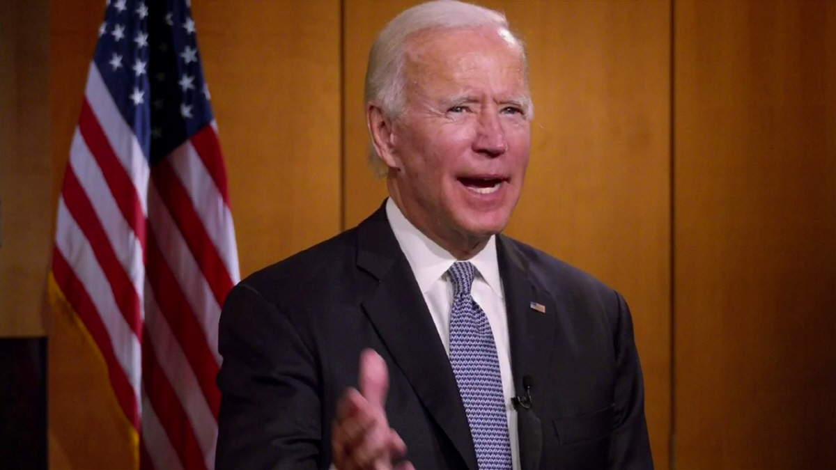 ▲17일(현지시간) 대선 후보인 조 바이든 전 부통령이 화상을 통해 위스콘신주 밀워키에서 열리는 전당대회에 참여하고 있다. 밀워키/로이터연합뉴스