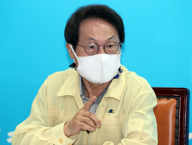 ▲조희연 서울시 교육감이 19일 서울시교육청에서 교육부-시도교육청 화상회의에 참석해 사회적 거리 두기 2단계 격상에 따른 후속 조치를 논의하고 있다. (연합뉴스)