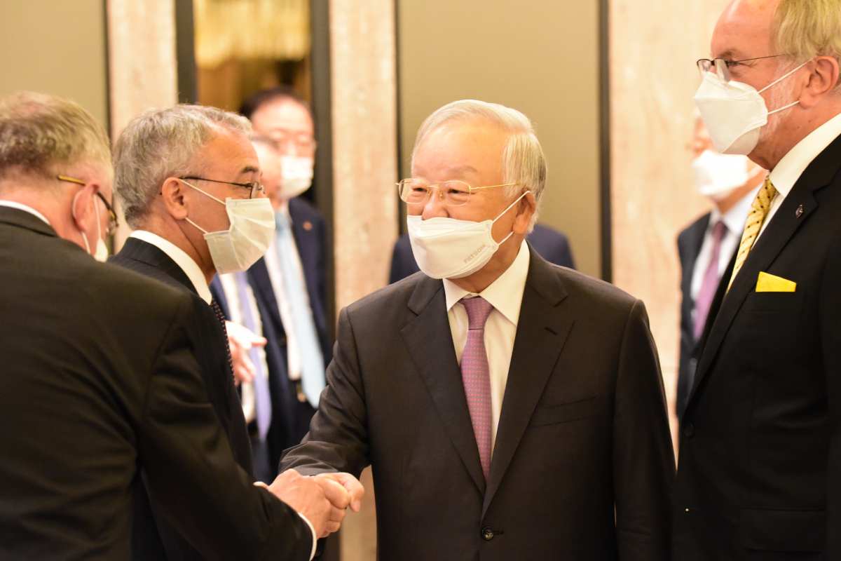 ▲손경식 경총 회장(가운데)이 EU 대사단과 인사를 나누고 있다.  (사진제공=경총)