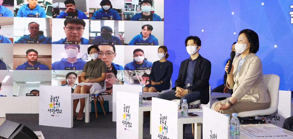 ▲박영선(맨 오른쪽) 중기부 장관이 19일 서울 강남구 스파크플러스 강남 2호점에서 글로벌창업사관학교 개교를 축하하고 있다. (사진제공=중기부)