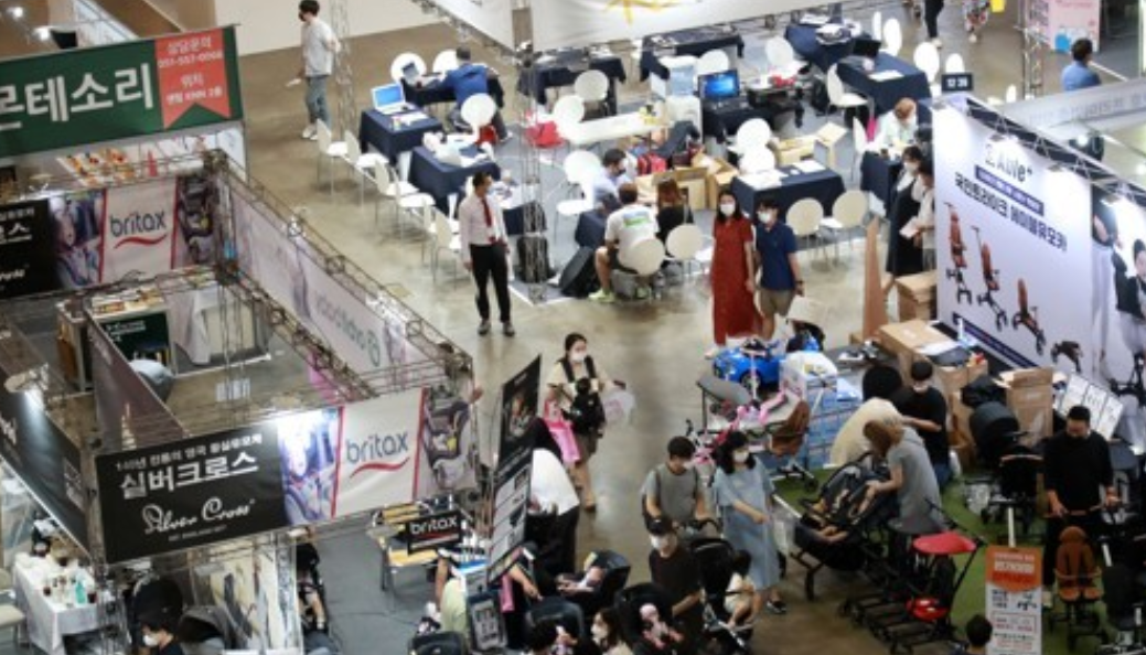 ▲지난달 5일 오후 부산 해운대구 벡스코에서 열린 부산드림베이비페어에서 관람객들이 육아용품을 구경하고 있다. (사진제공=연합뉴스)