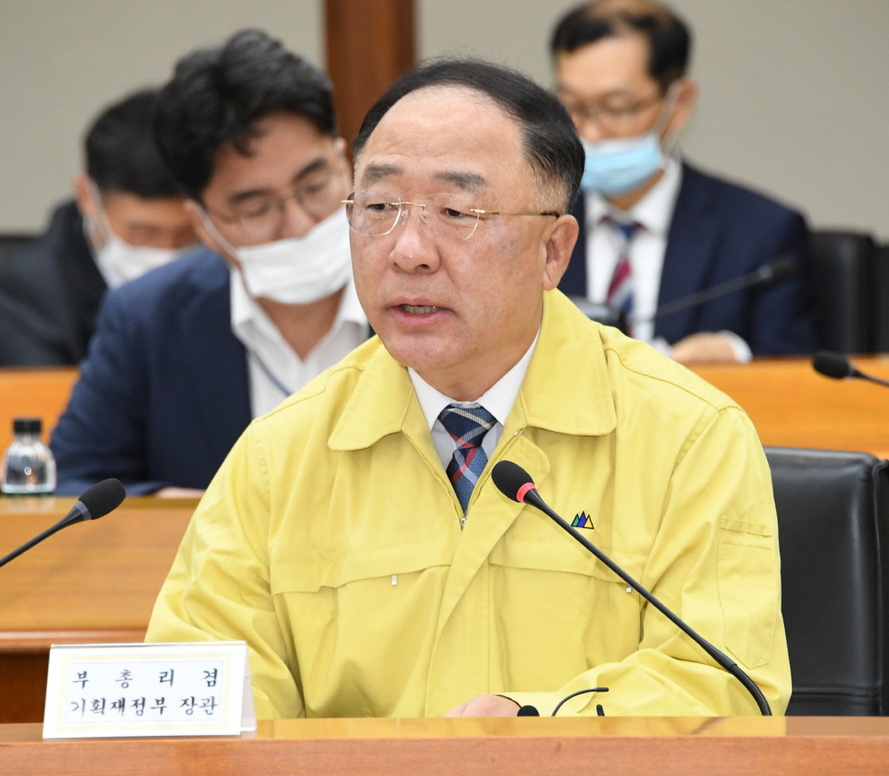▲홍남기 경제부총리 겸 기획재정부 장관이 8월 20일 서울 여의도 한국수출입은행에서 열린 '제2차 한국판 뉴딜 관계장관회의 겸 제14차 비상경제 중앙대책본부 회의'를 주재하고 있다. (사진제공=기획재정부)