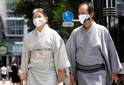 ▲일본 도쿄에서 18일(현지시간) 마스크를 쓴 행인이 상점가를 걷고 있다. 도쿄/로이터연합뉴스
