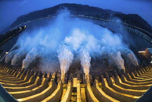 ▲중국 후베이성의 싼샤댐에서 지난달 19일(현지시간) 물이 방출되고 있다. 19일 중국 수리부는 양쯔강 유역에 발생한 홍수의 여파로 싼샤댐의 수위가 또 다시 최고 수위에 가까워지고 있다고 밝혔다. 후베이성/AP뉴시스 
