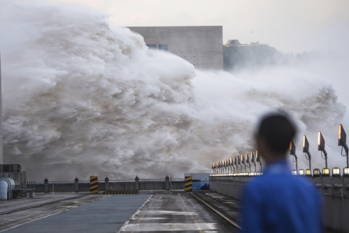 ▲중국 후베이성 싼샤댐에서 지난달 19일(현지시간) 한 남성이 방류되는 물을 바라보고 있다. 후베이성/AP뉴시스

