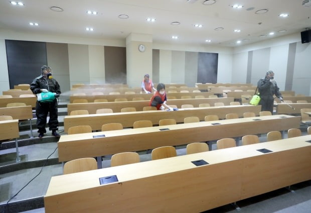 ▲수도권에 신종 코로나바이러스 감염증(코로나19) 확진자가 속출한 11일 오후 인천시 미추홀구 인하대학교에서 방역업체 관계자들이 강의실을 소독하고 있다. (연합뉴스)