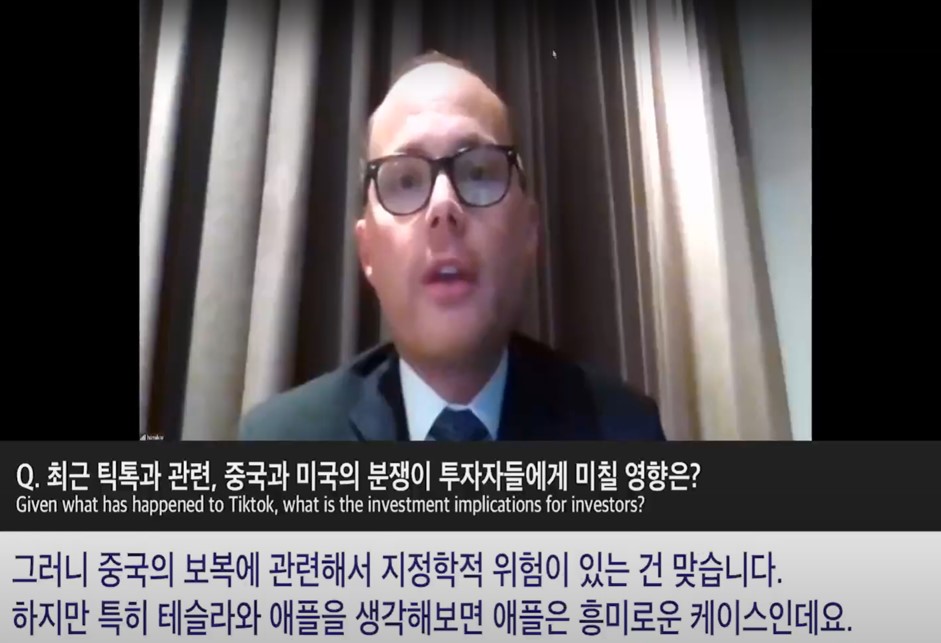 ▲글로벌 투자사 인베스코의 크리스토퍼 해밀턴 선임전략가가 20일 월례 화상좌담회인 '월간한화'에서 중국의 애플·테슬라 보복 가능성에 대해 설명하고 있다. (사진제공=한화자산운용)