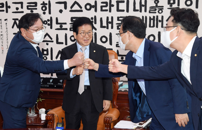 ▲박병석 국회의장과 여야 원내지도부가 20일 오전 서울 여의도 국회에서 열린 국회의장-여·야 원내대표 회동에서 인사하고 있다. 왼쪽부터 더불어민주당  김태년 원내대표, 박병석 국회의장, 미래통합당 주호영 원내대표, 김성원 원내수석부대표. (연합뉴스)