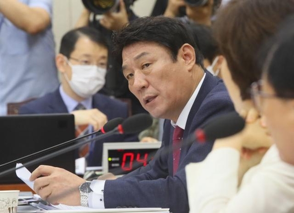 ▲미래통합당 강대식 의원은 20일 해군·해양경찰청·해양안전심판원으로부터 제출받은 자료를 종합한 결과, 사고 당시 해군과 노르웨이 호그런던호 사이 교신내용 파악에 오류가 있었다고 밝혔다. (연합뉴스)