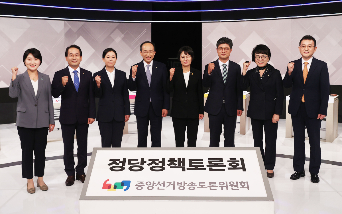 ▲여야 인사들이 20일 오전 서울 여의도 KBS 본관에서 열린 제1차 정당정책토론회에 참석해 기념촬영을 하고 있다. 왼쪽부터 신지혜 기본소득당 상임대표, 강준현 더불어민주당 의원, 권은희 국민의당 의원, 추경호 미래통합당 의원, 강은미 정의당 의원, 이수봉 민주당 대표, 김진애 열린민주당 의원, 홍석빈 시대전환 대표. (연합뉴스)