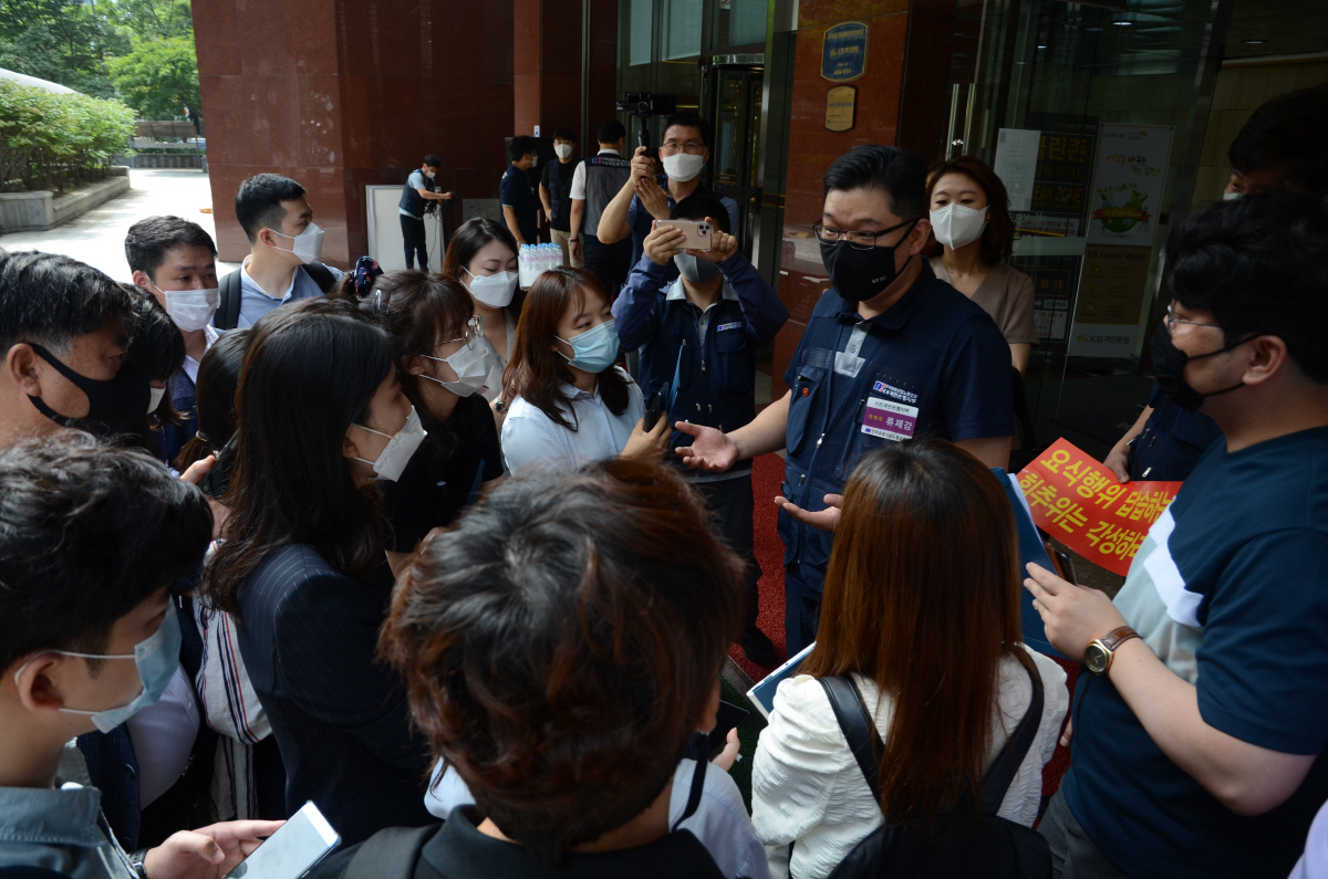 ▲류제강 KB금융그룹노동조합협의회 위원장이 20일 서울 영등포구 KB국민은행 본점 앞에서 열린 기자회견을 마치고 기자들과 질의응답을 하고 있다.  (사진제공=KB금융노동조합협의회)
