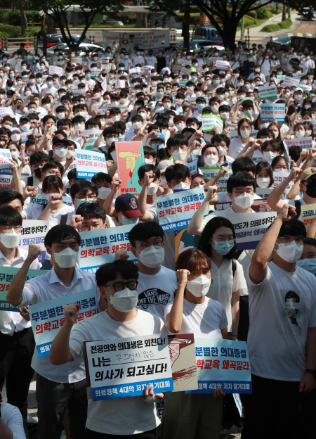 ▲이달 14일 부산시청 앞에서 열린 4대악 의료정책 저지를 위한 전국의사총파업 부울경 궐기대회에서 참가자들이 구호를 외치고 있다.  (사진젱고=연합뉴스)