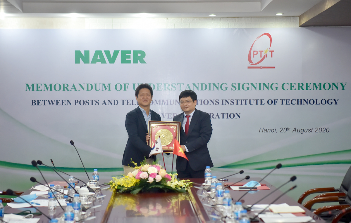 ▲네이버-PTIT 산학협력 체결식에 참석한 박동진 네이버 베트남 책임리더(완쪽)와 당 호아이 박 부총장이 기념촬영을 하고 있다.  (사진제공=네이버)