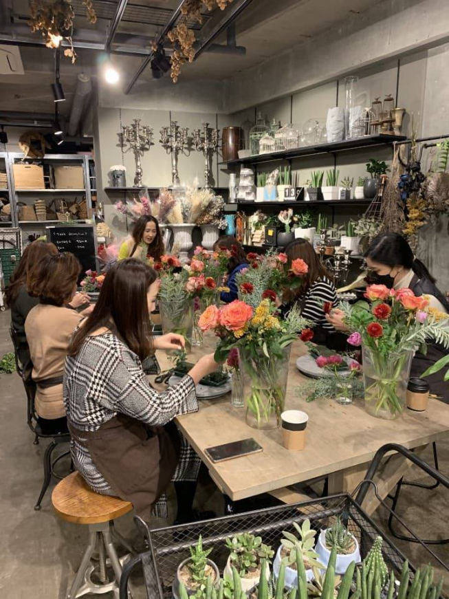 ▲GS홈쇼핑의 뭉클 플라워클래스에 참여한 직원들. (사진제공=GS)