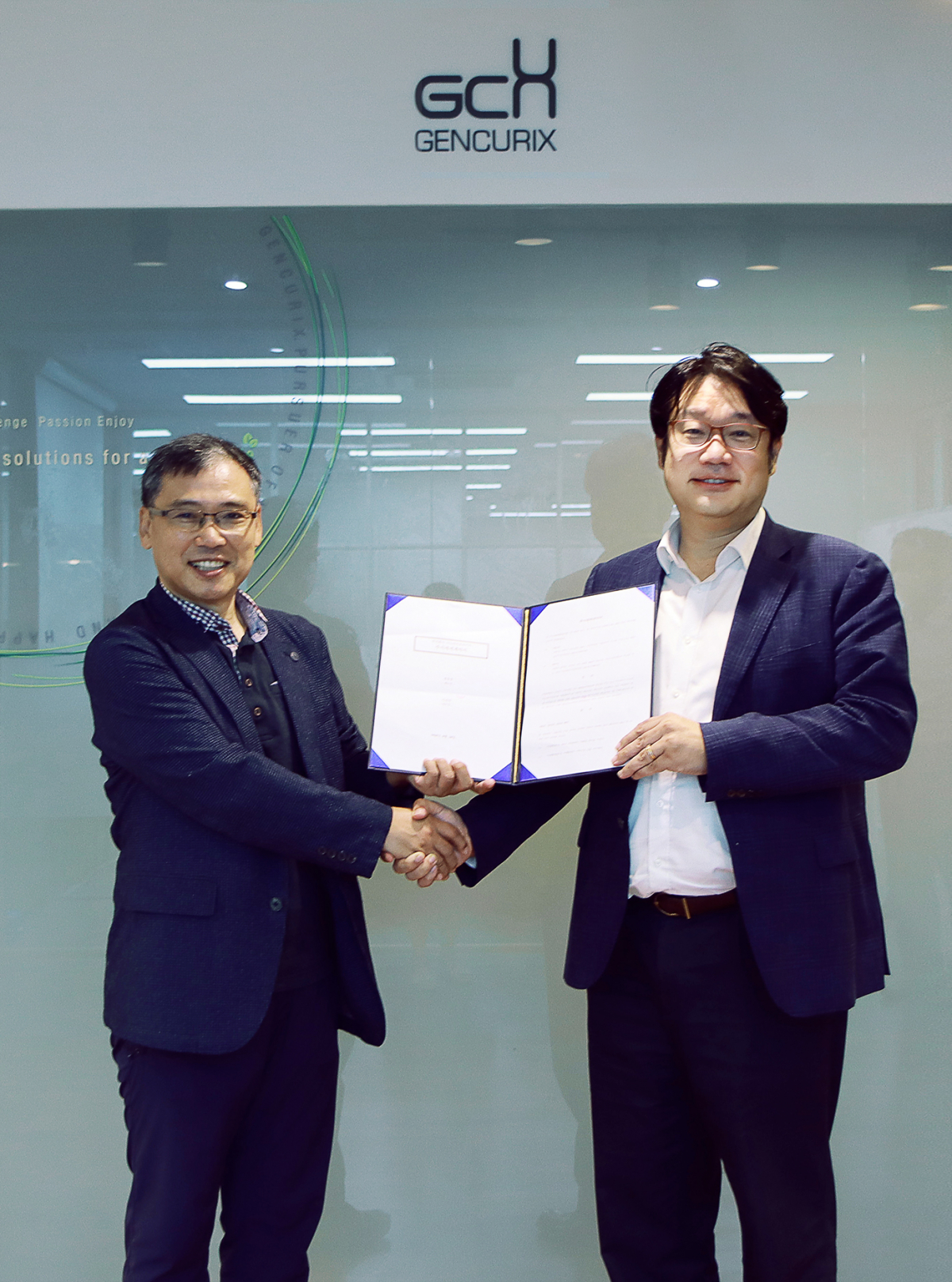 ▲조상래 젠큐릭스 대표(오른쪽)와 김수경 나노바이오라이프 대표가 기념 촬영하고 있다. (사진제공=젠큐릭스)