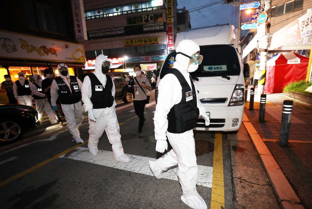 ▲사랑제일교회 압수수색을 위해 이동하고 있는 경찰. (연합뉴스)