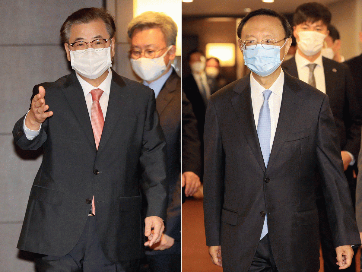 ▲서훈 국가안보실장(왼쪽)과 중국 외교정책을 총괄하는 양제츠 중국공산당 외교 담당 정치국 위원이 22일 오전 부산 웨스틴조선호텔 회담장에 입장하고 있다. (연합뉴스)