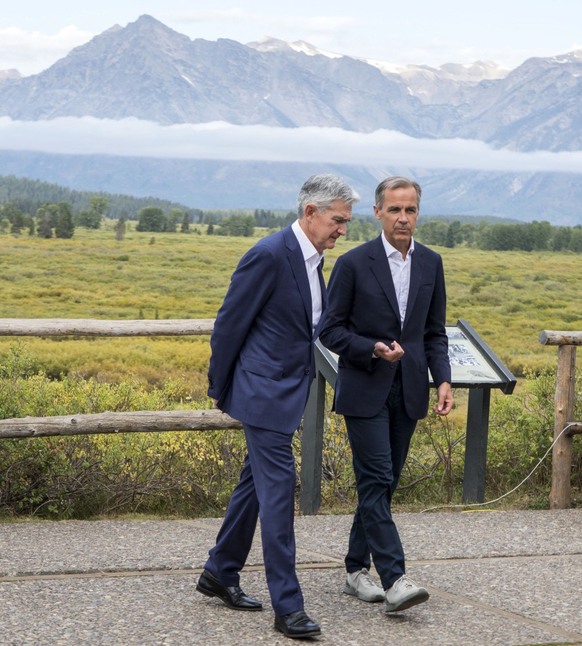 ▲제롬 파월(왼쪽) 미국 연준 의장과 마크 카니 전 영란은행 총재가 2019년 8월 잭슨홀 미팅이 열린 산장 밖을 거닐며 대화하고 있다. 잭슨홀/AP연합뉴스
