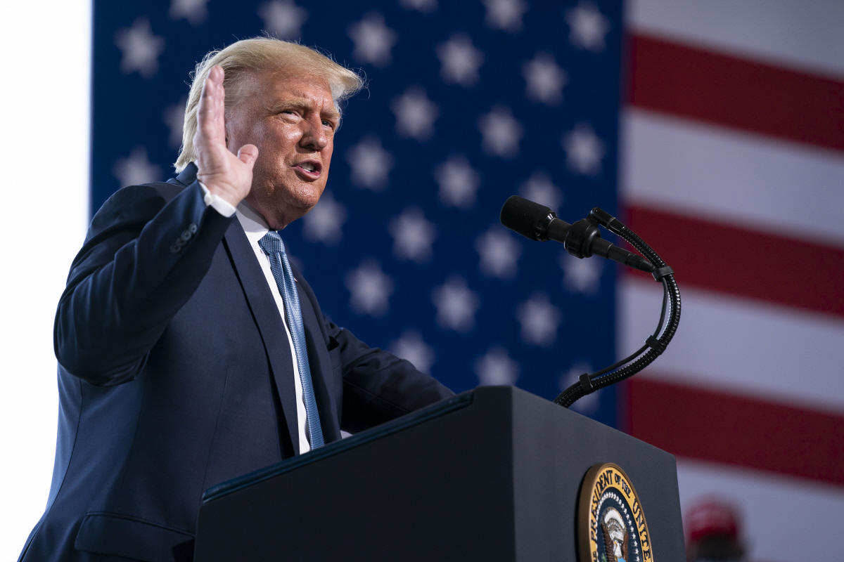 ▲널드 트럼프 미국 대통령이 18일(현지시간) 미 애리조나주 유마의 유마 국제공항에서 지지자들에게 연설하고 있다. 유마/AP뉴시스