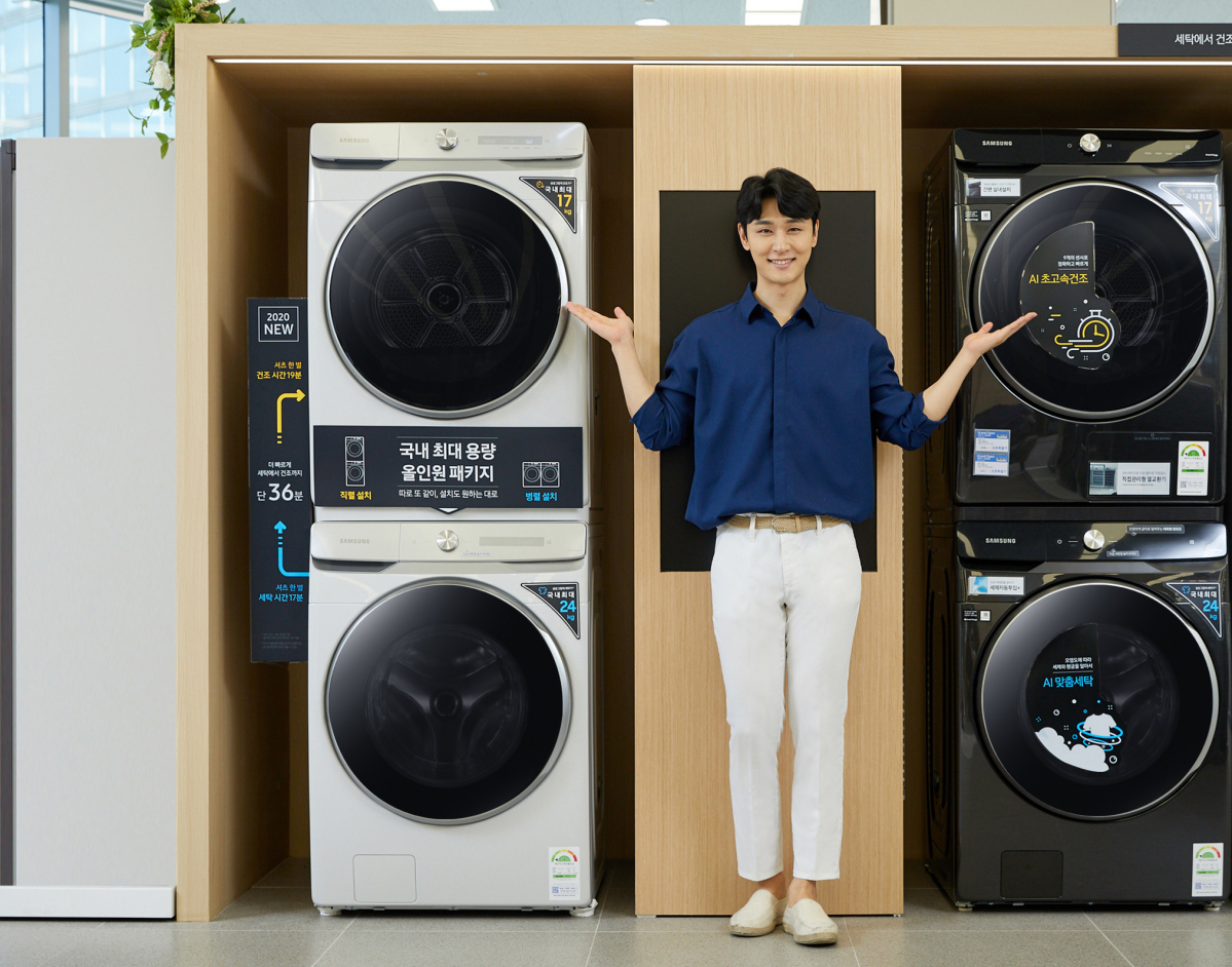 ▲삼성전자 모델이 삼성디지털프라자 서초본점에서 국내 최대 용량의 '그랑데 AI' 17kg 건조기(위)와 24kg 세탁기(아래) 제품 패키지를 소개하고 있다. (사진제공=삼성전자)