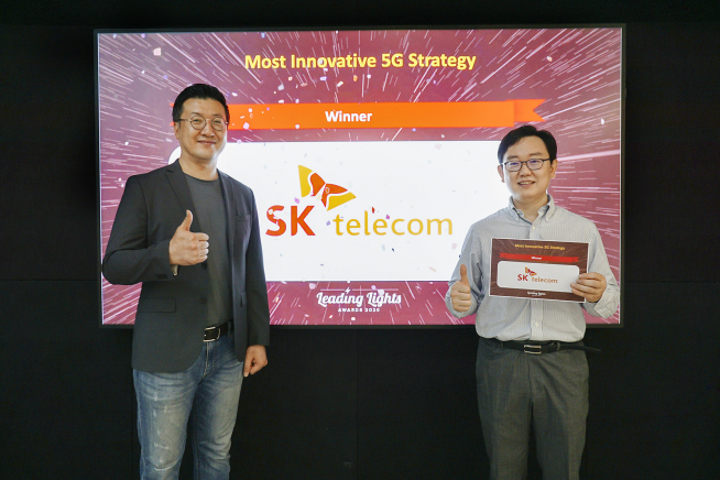 ▲SK텔레콤은 세계적인 모바일 어워드인 ‘리딩 라이트 어워드 2020’에서 ‘가장 혁신적인 5G 전략’ 부문을 수상했다고 밝혔다. 류탁기 SK텔레콤 Access Network개발팀 리더(왼쪽)와 이현용 매니저가 수상 화면 앞에서 기념 촬영을 하고 있다.  (SK텔레콤 제공)