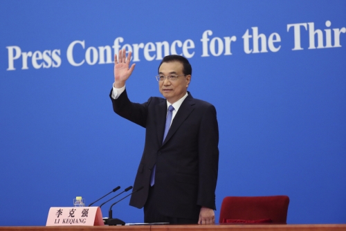 ▲리커창 중국 총리가 5월 28일(현지시간) 베이징 인민대회당에서 화상으로 열린 기자회견에서 착석하기 전 손을 흔들어 인사하고 있다. 베이징/AP뉴시스
