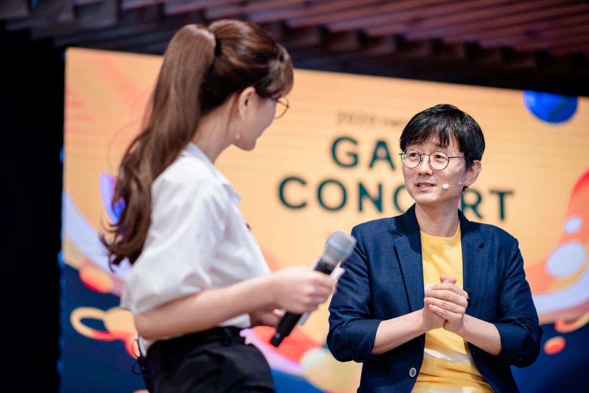 ▲넷마블문화재단이 주최한 2020 넷마블 게임콘서트에서 최원석 과학저널리스트가 게임에 적용된 과학기술을 소개하고 있다.  (사진제공=넷마블)